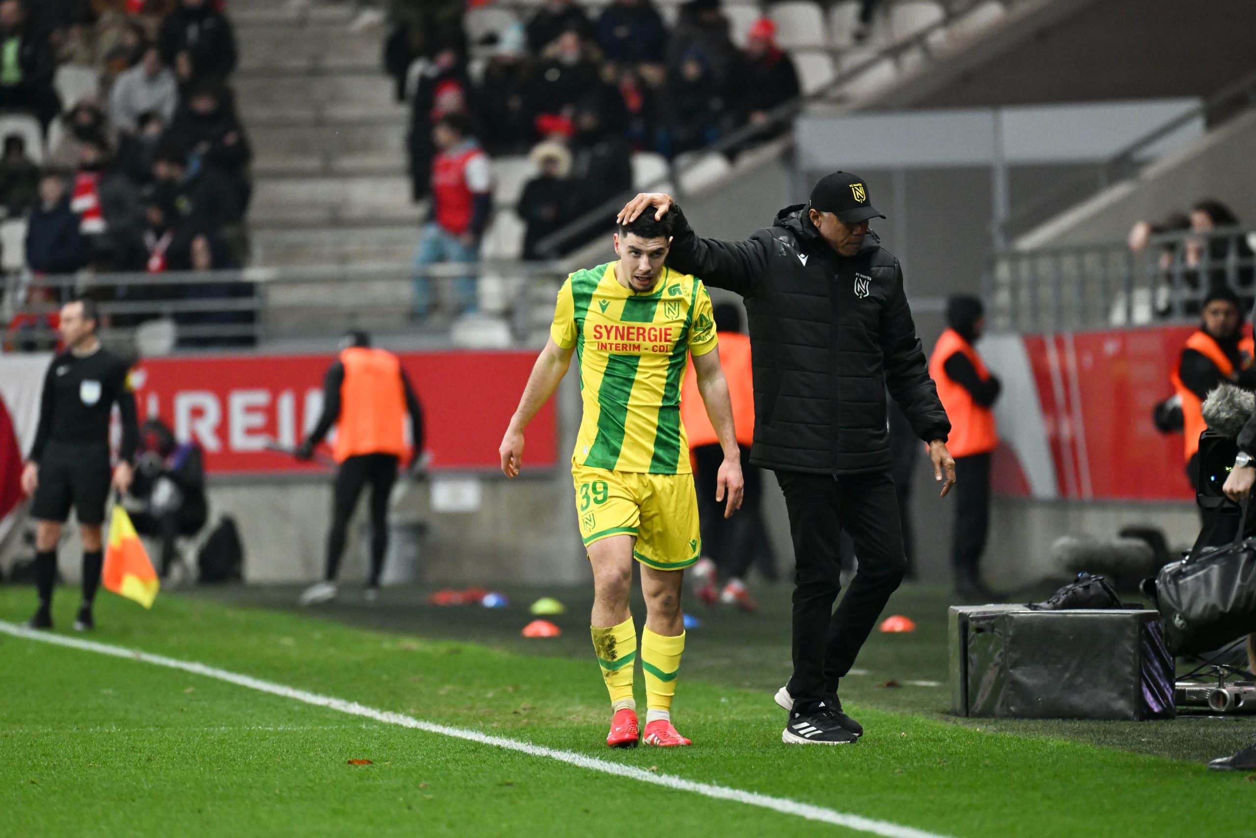 Matthis Abline félicité par son coach Antoine Kombouaré lors de Reims - Nantes.