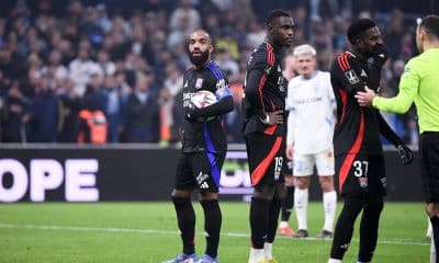 Alexandre Lacazette grimace encore au Vélodrome lors d'OM - OL.