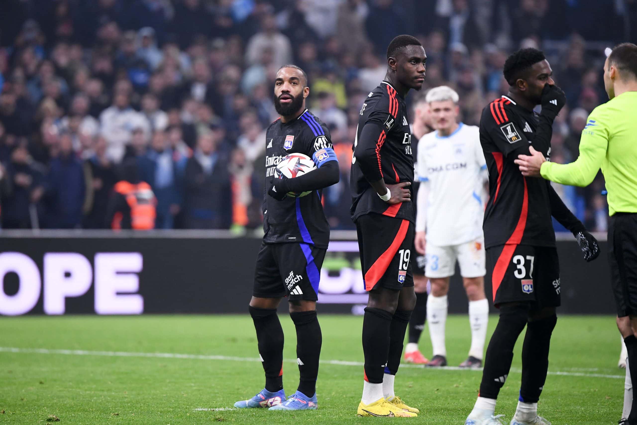 Alexandre Lacazette grimace encore au Vélodrome lors d'OM - OL.