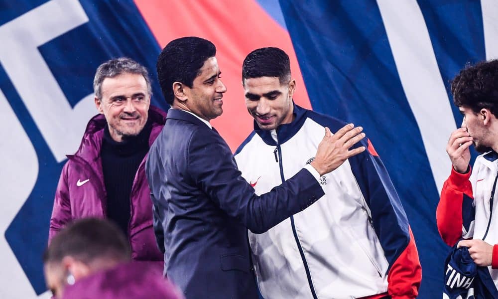 Le latéral droit du PSG Achraf Hakimi, félicité par son président, Nasser al-Khelaïfi.