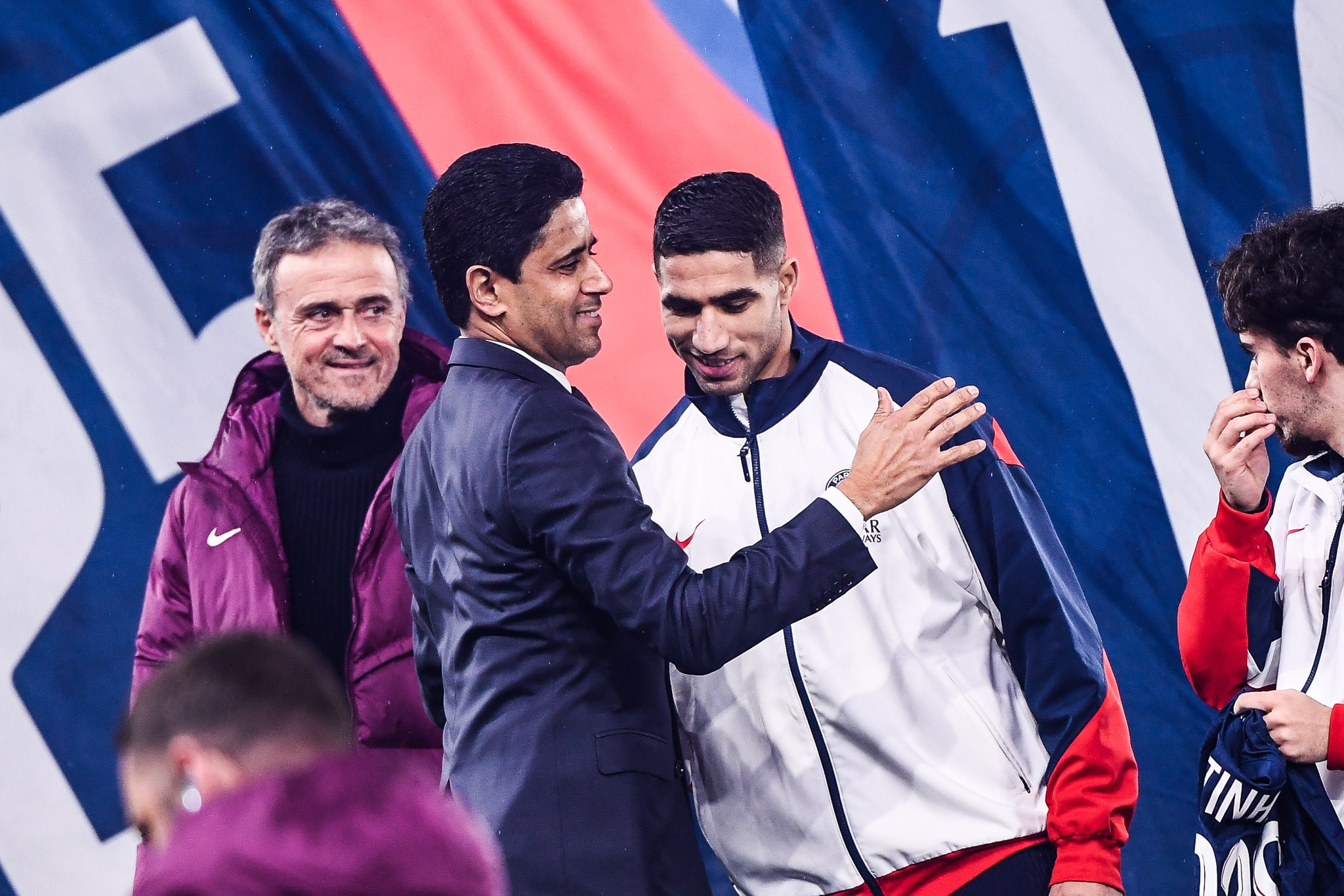 Le latéral droit du PSG Achraf Hakimi, félicité par son président, Nasser al-Khelaïfi.