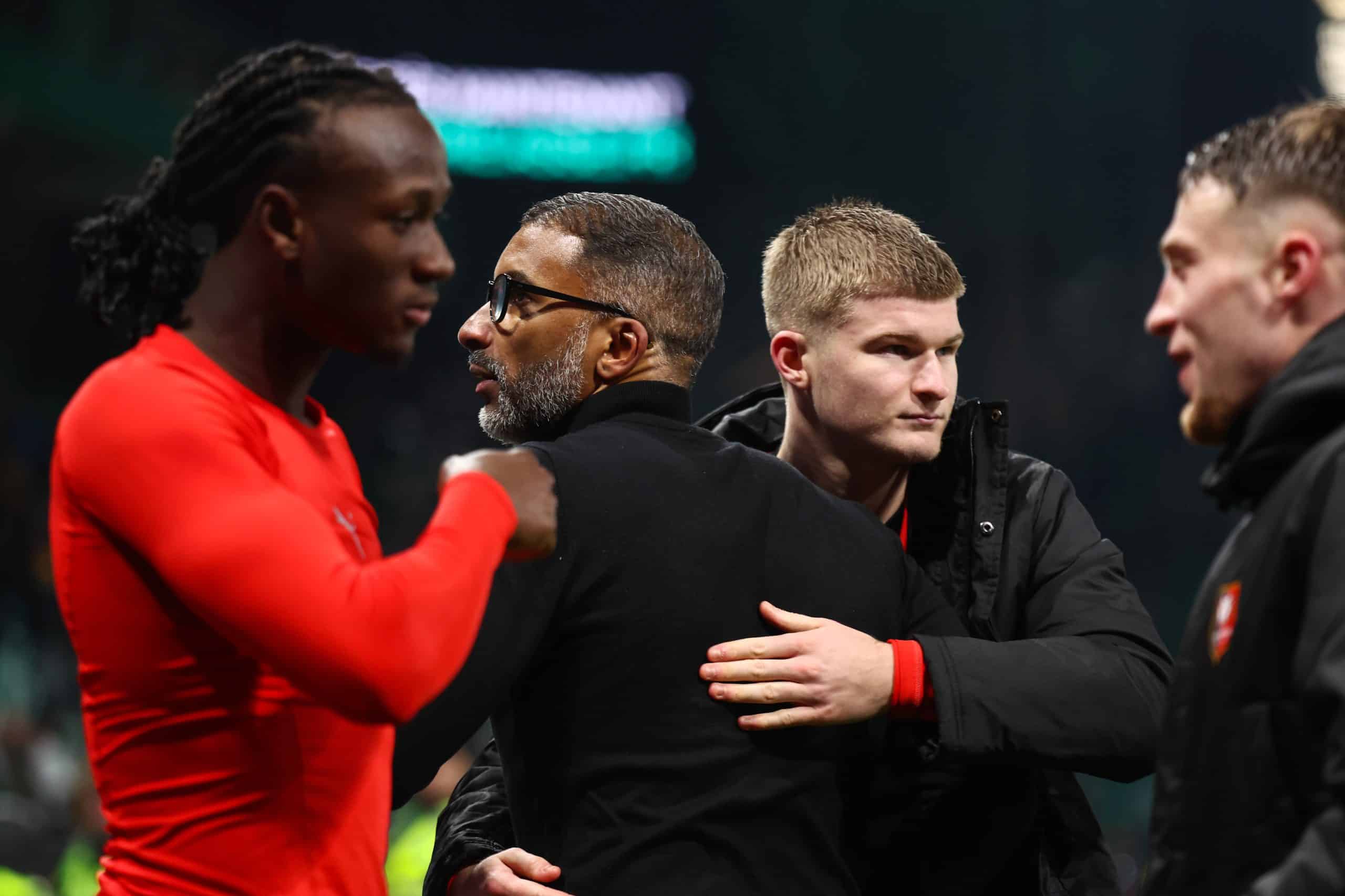 Jordan James et Habib Beye, la belle accolade au Stade Rennais.