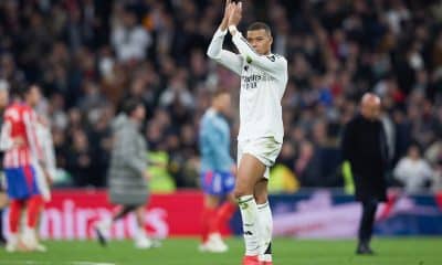 Kylian Mbappé saluant le public après le derby entre le Real Madrid et l'Atlético.