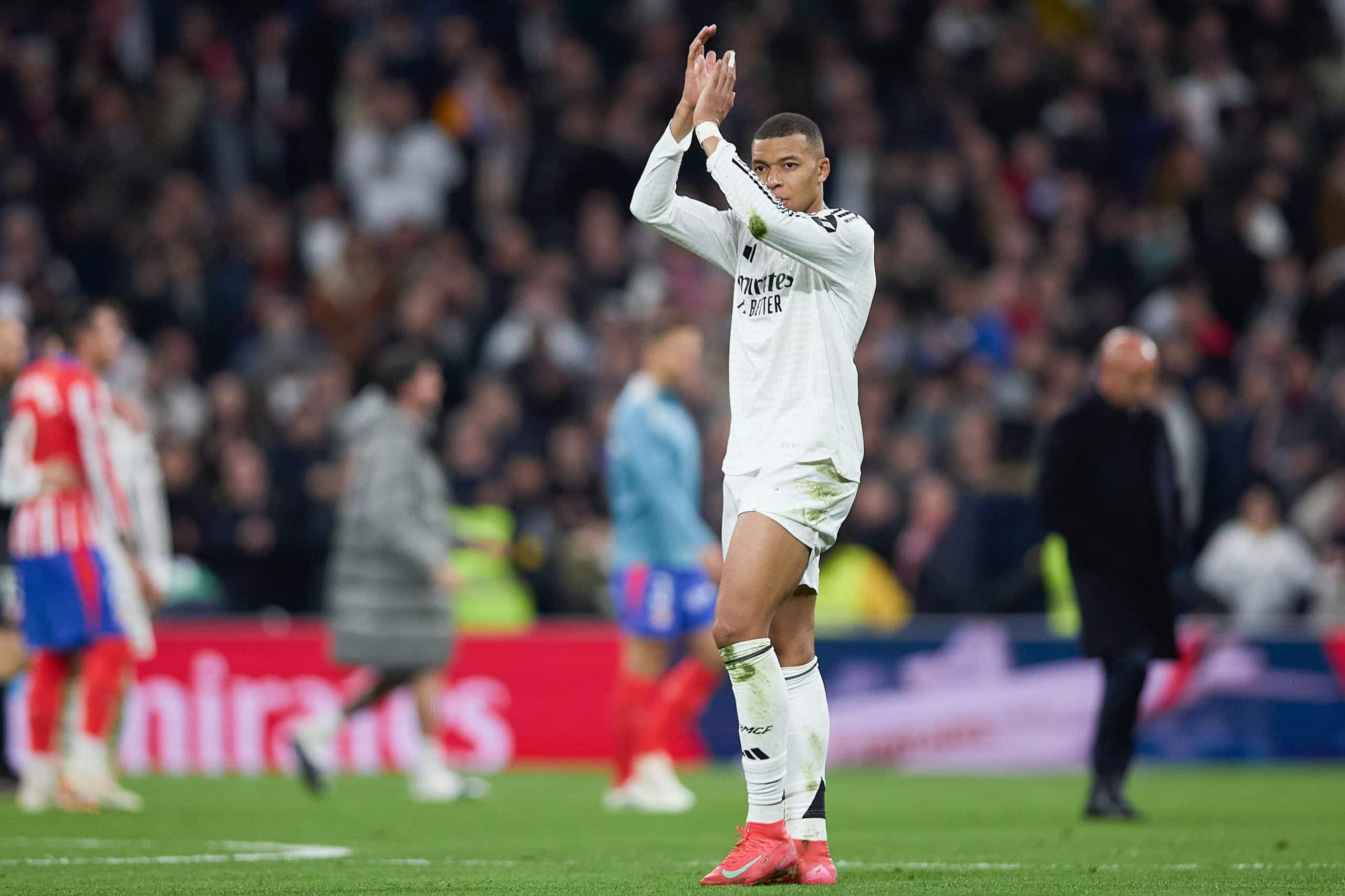 Kylian Mbappé saluant le public après le derby entre le Real Madrid et l'Atlético.