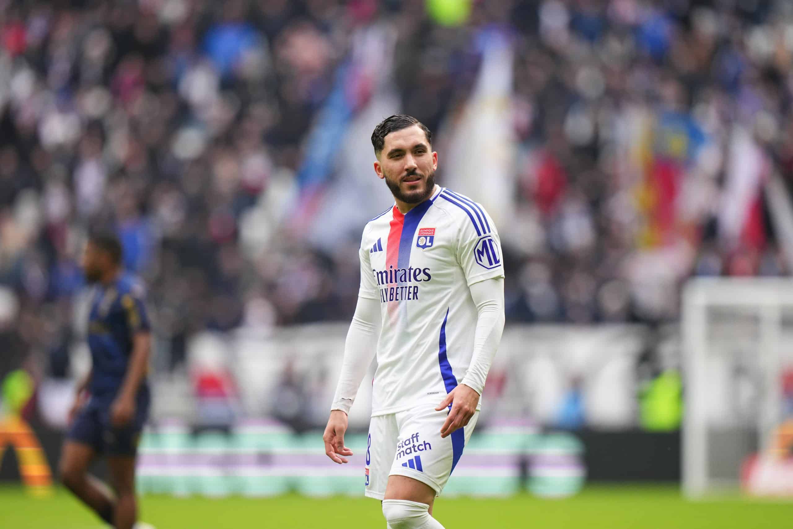 Rayan Cherki n'est pas fan de la pelouse du Groupama Stadium.