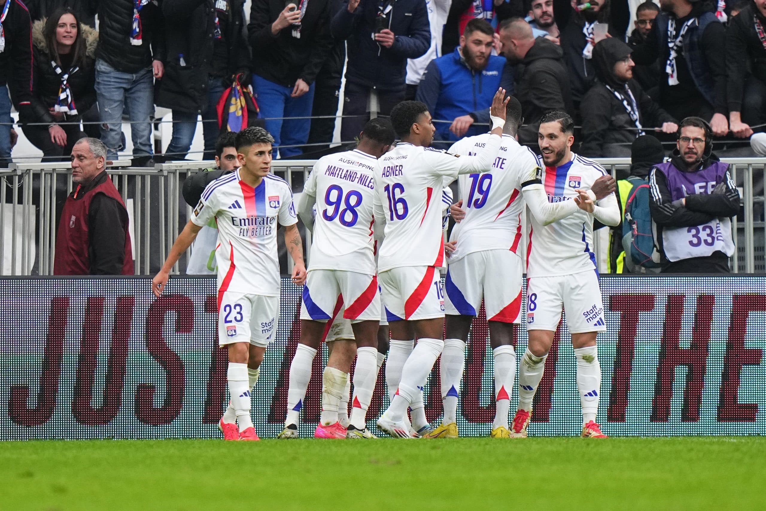 Thiago Almada et Rayan Cherki, dans les bons coups avec l'OL face à Reims.