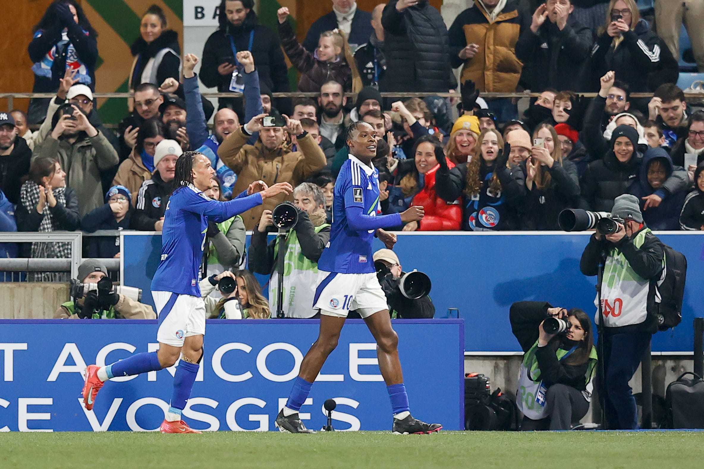 La joie des Strasbourgeois Moreira et Emegha contre Montpellier.