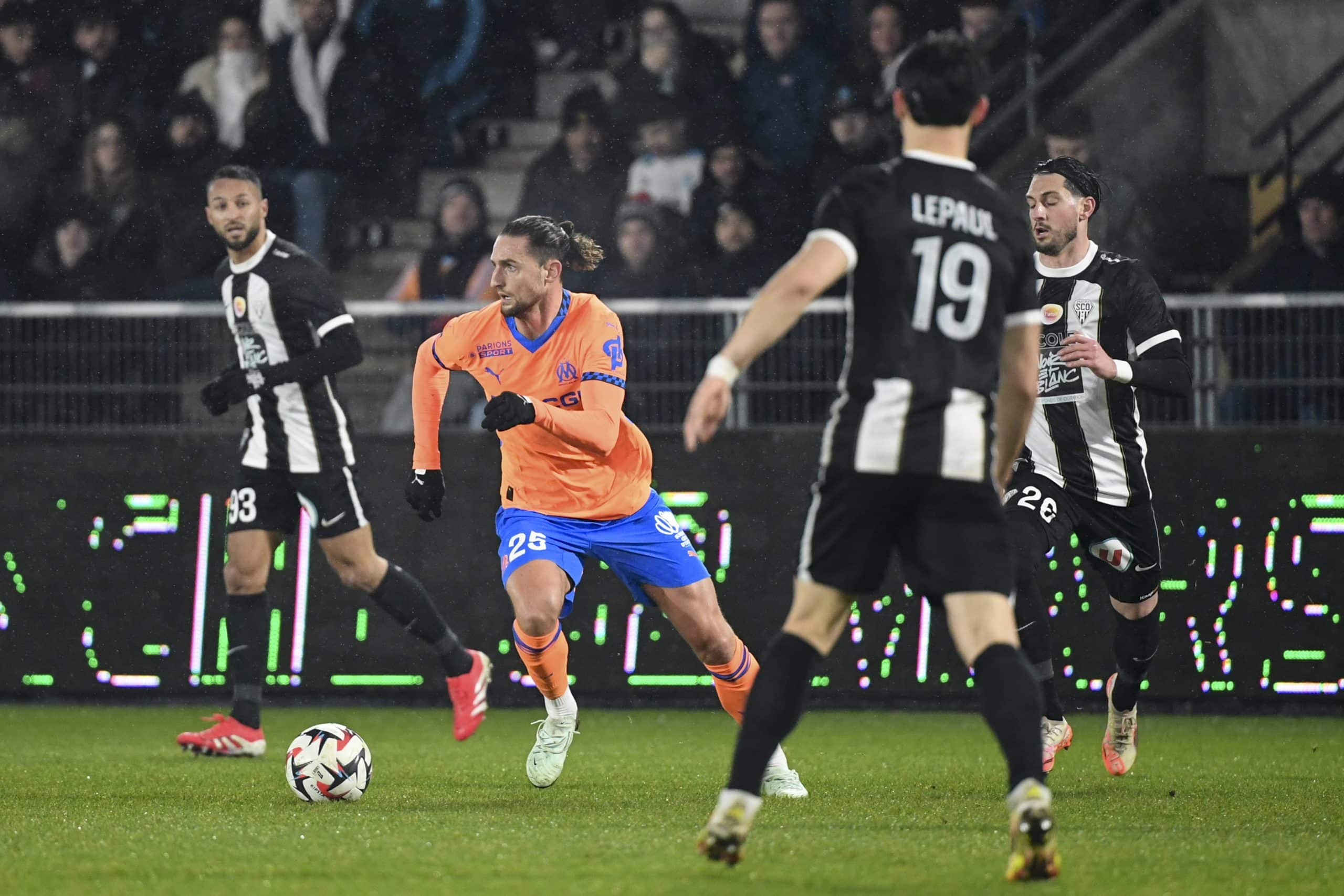 Le milieu de l'OM Adrien Rabiot face au SCO d'Angers.