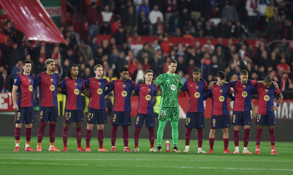 Les joueurs du FC Barcelone se recueillant avant un match à Séville.