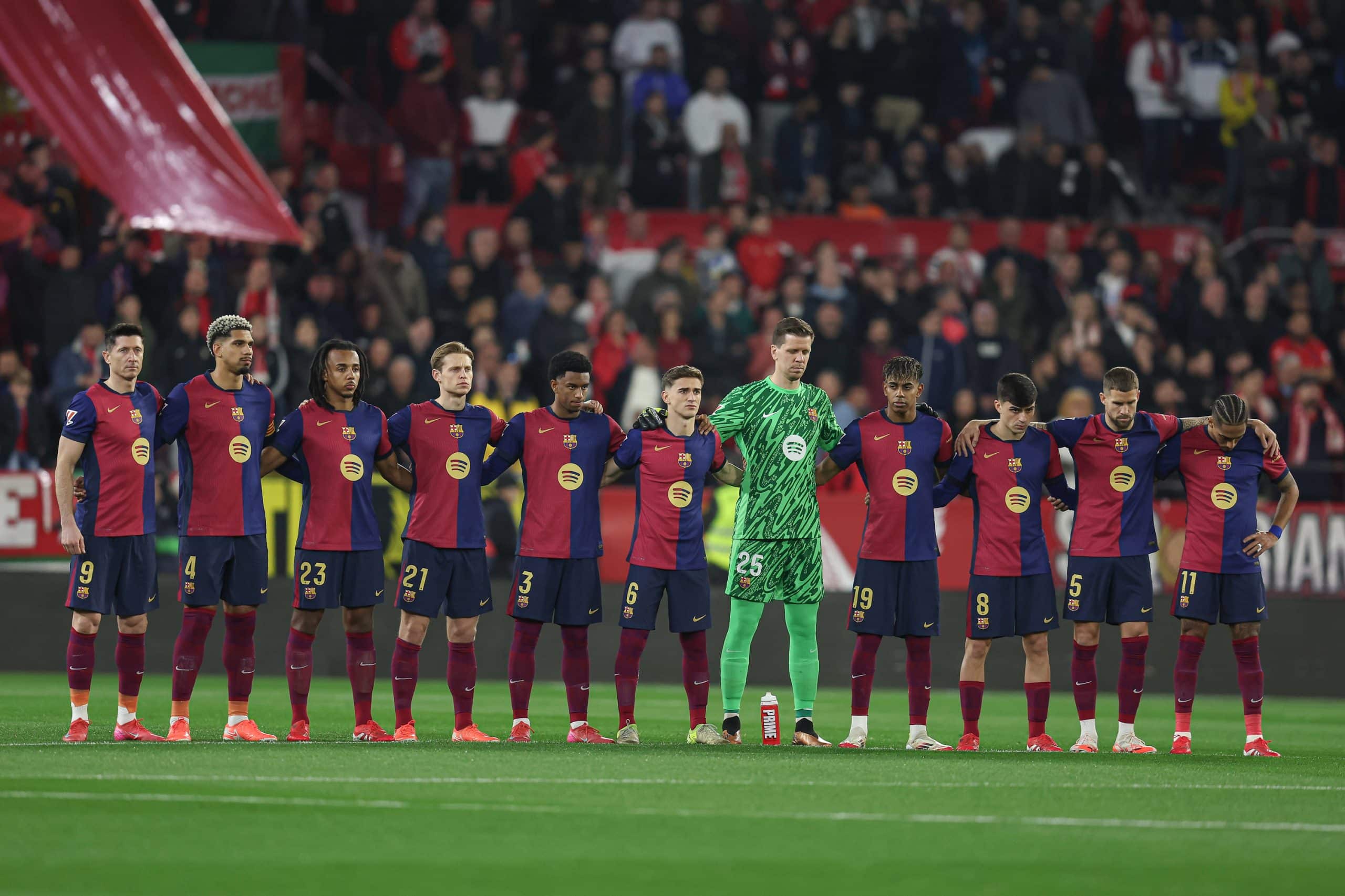 Les joueurs du FC Barcelone se recueillant avant un match à Séville.