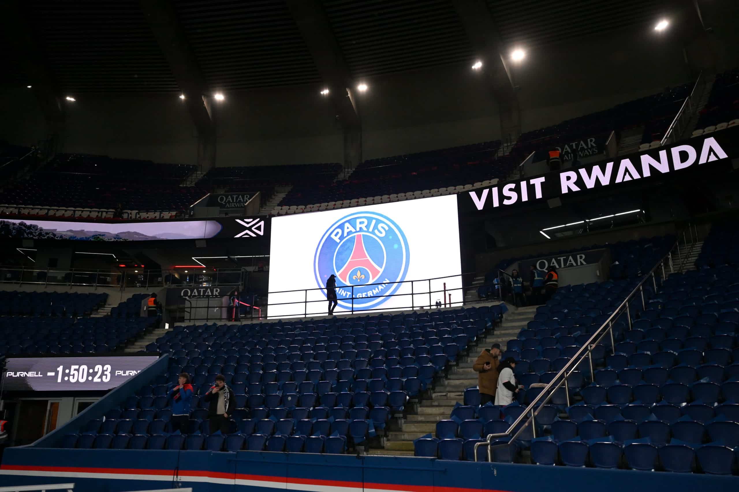 Logo du PSG sur un écran du Parc des Princes.