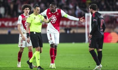 Denis Zakaria (AS Monaco) peste auprès de l'arbitre.