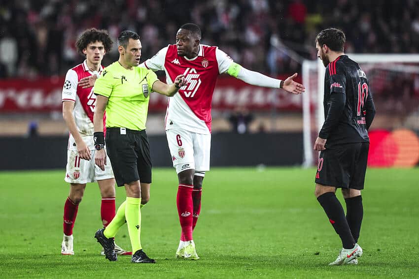 Denis Zakaria (AS Monaco) peste auprès de l'arbitre.