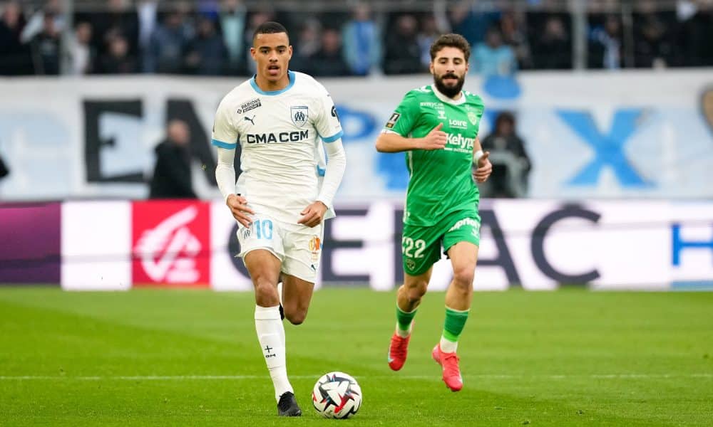 Mason Greenwood de l'OM devant Davitashvili de l'ASSE.