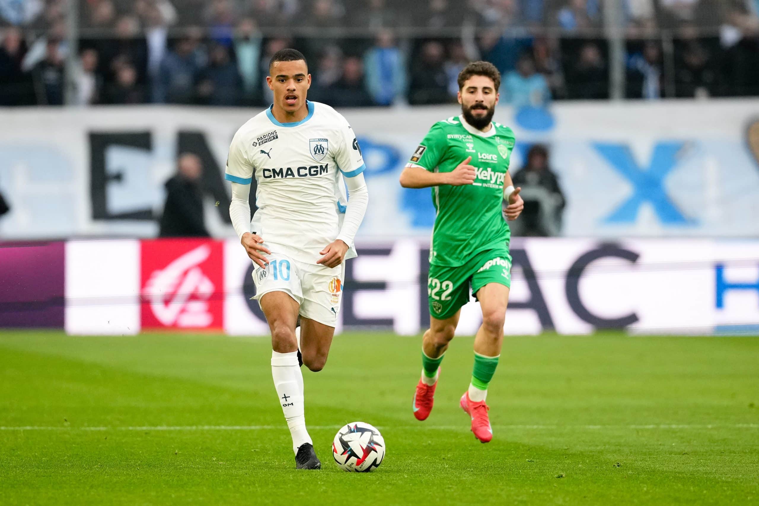 Mason Greenwood de l'OM devant Davitashvili de l'ASSE.