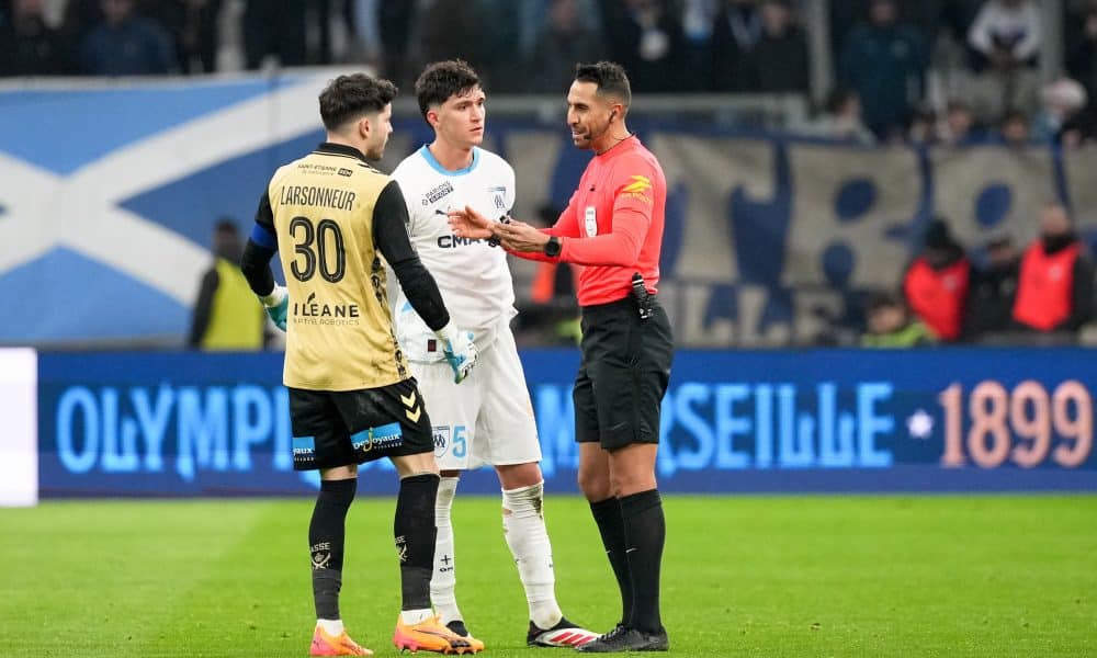 Le capitaine de l'OM, Leonardo Balerdi, discutant avec l'arbitre du match contre l'ASSE.