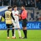 Le capitaine de l'OM, Leonardo Balerdi, discutant avec l'arbitre du match contre l'ASSE.