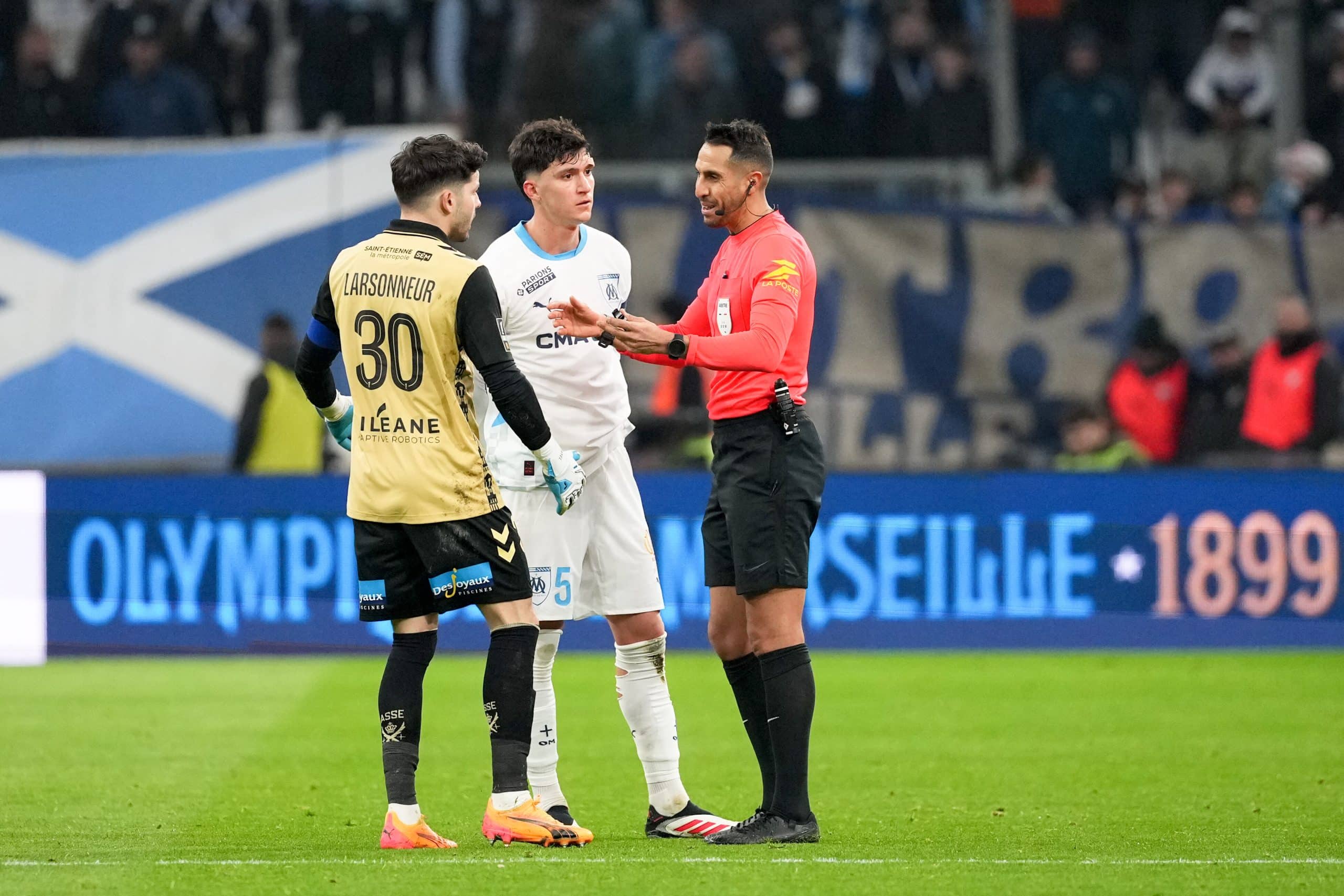 Le capitaine de l'OM, Leonardo Balerdi, discutant avec l'arbitre du match contre l'ASSE.