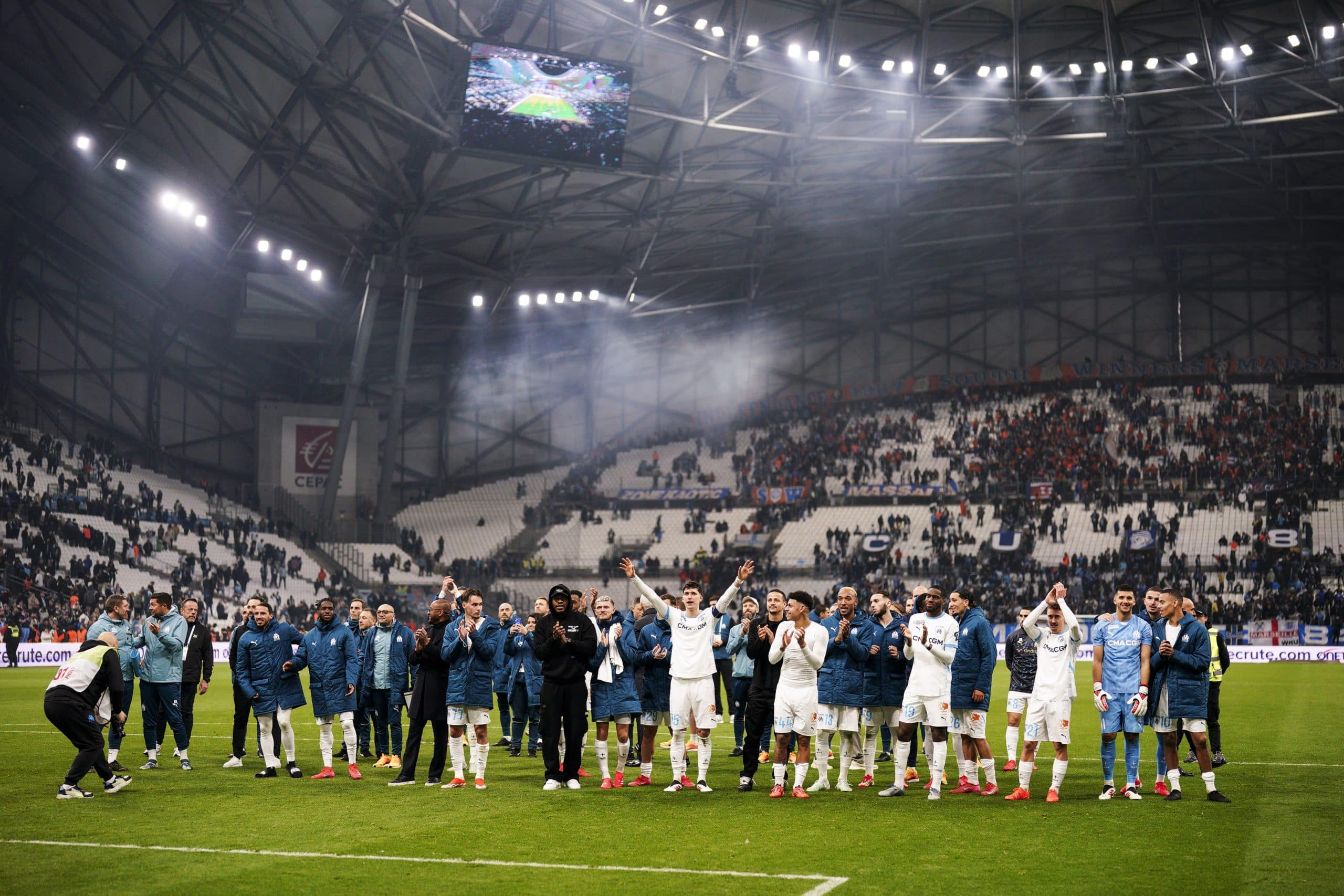 Les joueurs de l'OM communient avec leurs supporters après le succès sur l'ASSE.