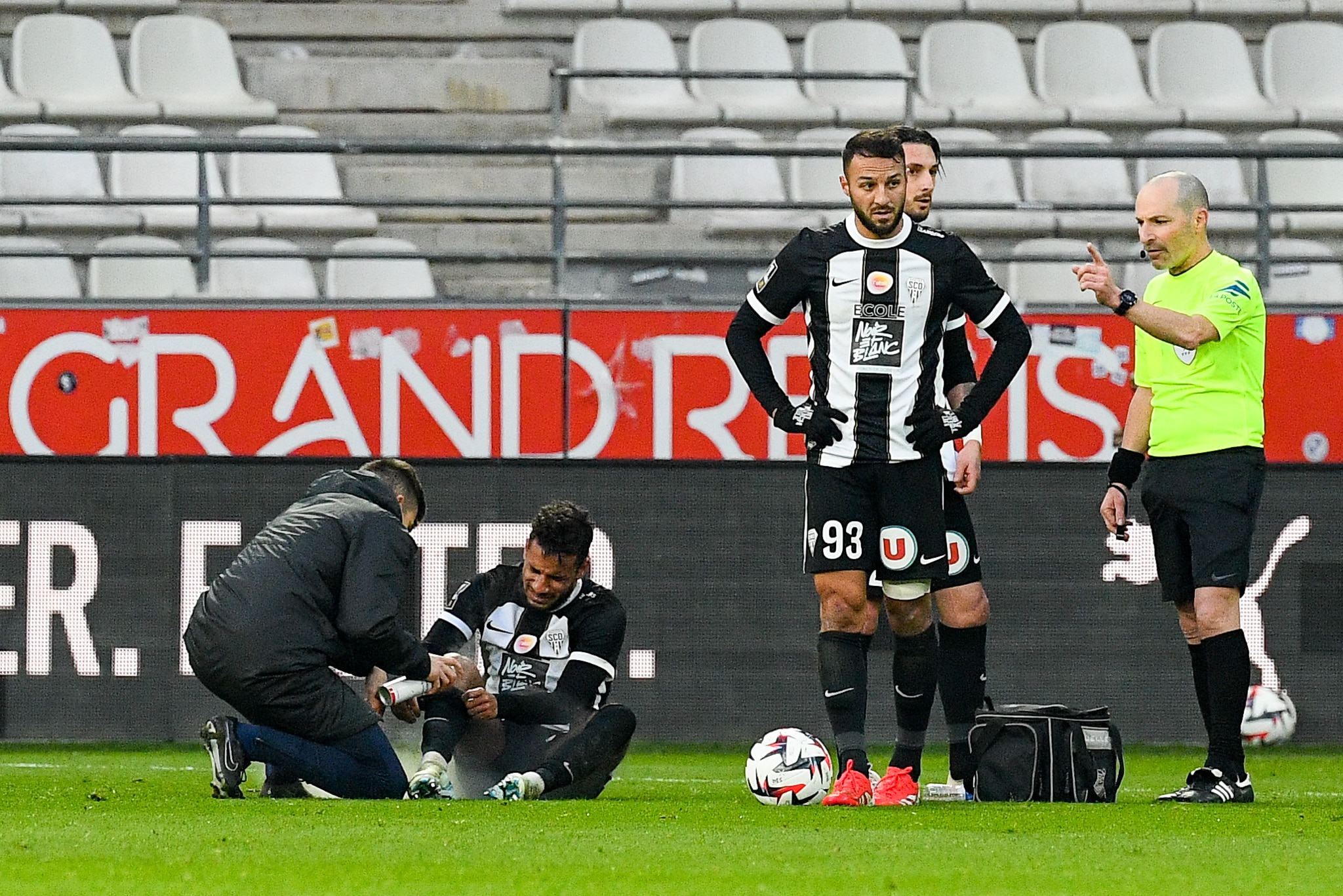 L'ailier du SCO Jim Allevinah a été blessé lors du match à Reims.