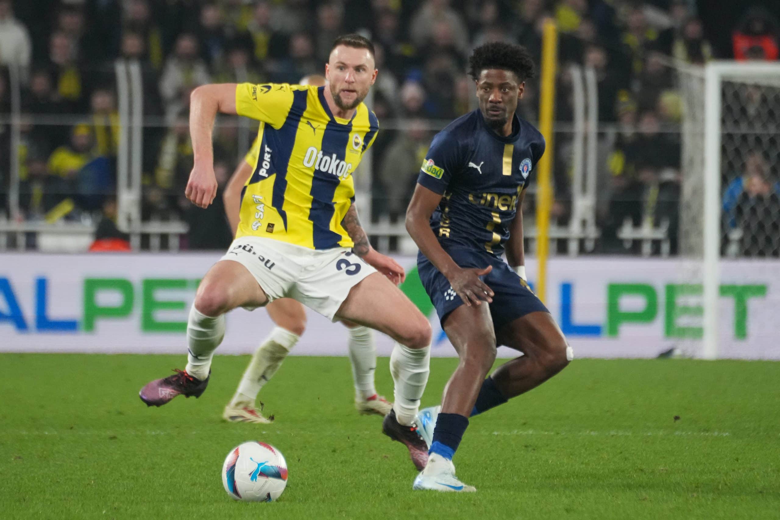 Milan Skriniar sous le maillot de Fenerbahçe