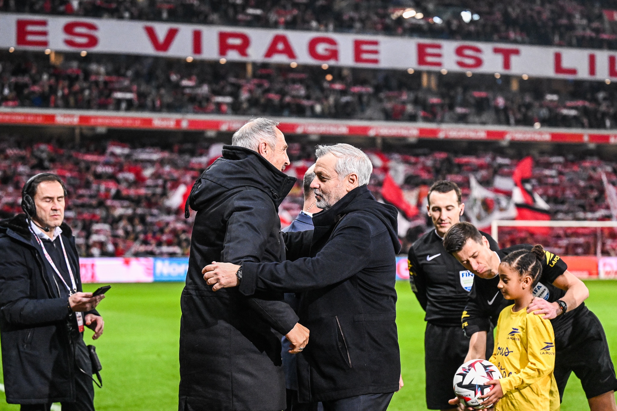 Adi Hütter et Bruno Genesio se saluant avec un Lille-Monaco.