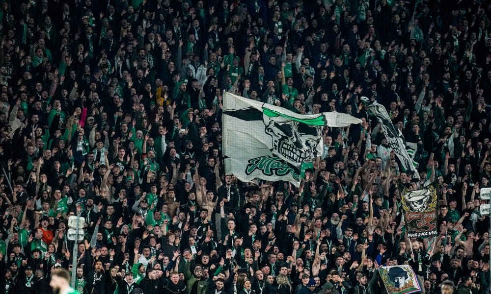 Un drapeau des Magic Fans, ultras de l'ASSE.