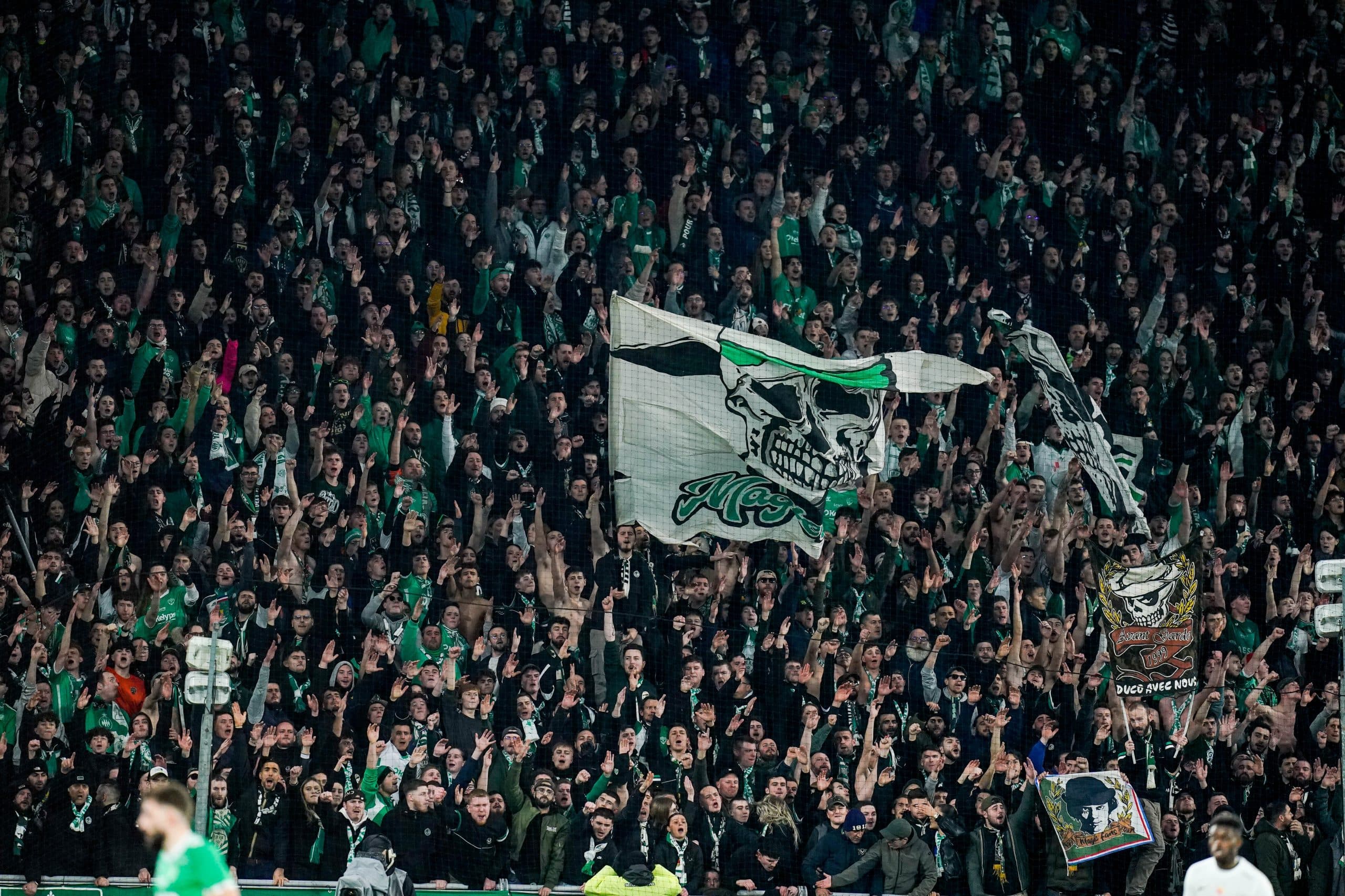 Un drapeau des Magic Fans, ultras de l'ASSE.
