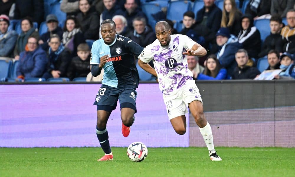 Junior Mwanga (Le Havre) au duel avec Djibril Sidibé (Toulouse)