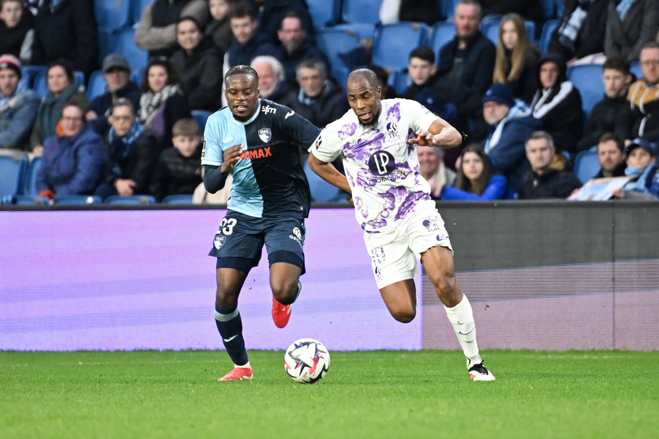 Junior Mwanga (Le Havre) au duel avec Djibril Sidibé (Toulouse)