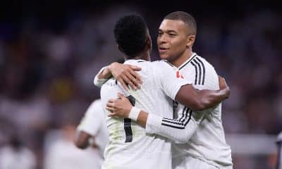 Les deux superstars du Real Madrid Vinicius Jr et Kylian Mbappé se congratulant.