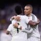 Les deux superstars du Real Madrid Vinicius Jr et Kylian Mbappé se congratulant.