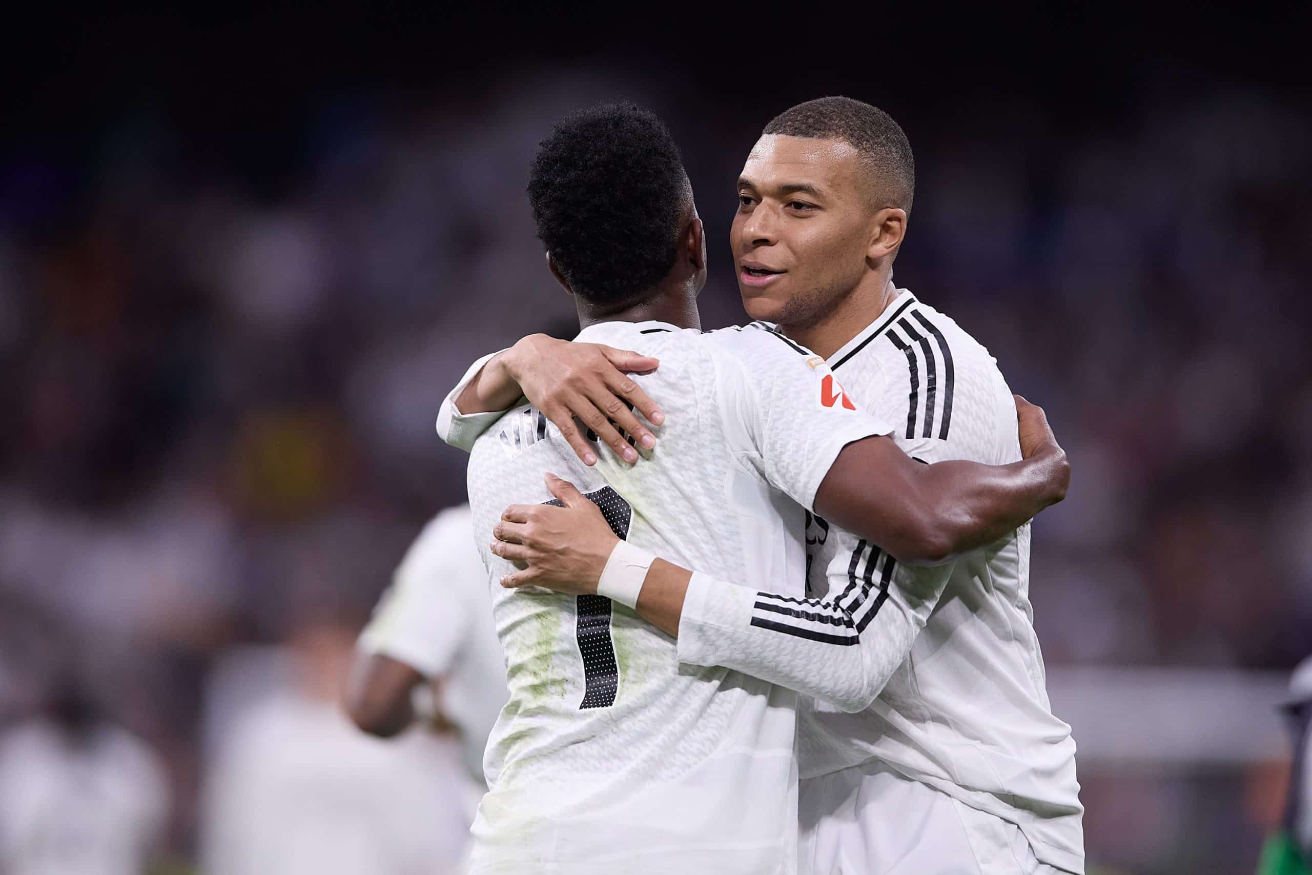 Les deux superstars du Real Madrid Vinicius Jr et Kylian Mbappé se congratulant.