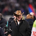 OL – PSG : quand Textor arrive au stade… avec un chapeau de cowboy (vidéo)