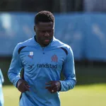 OM : Mbemba sort du silence sur sa mise au placard, il n&rsquo;est pas rancunier !