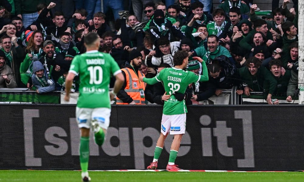 La joie de Lucas Stassin avec les supporters stéphanois