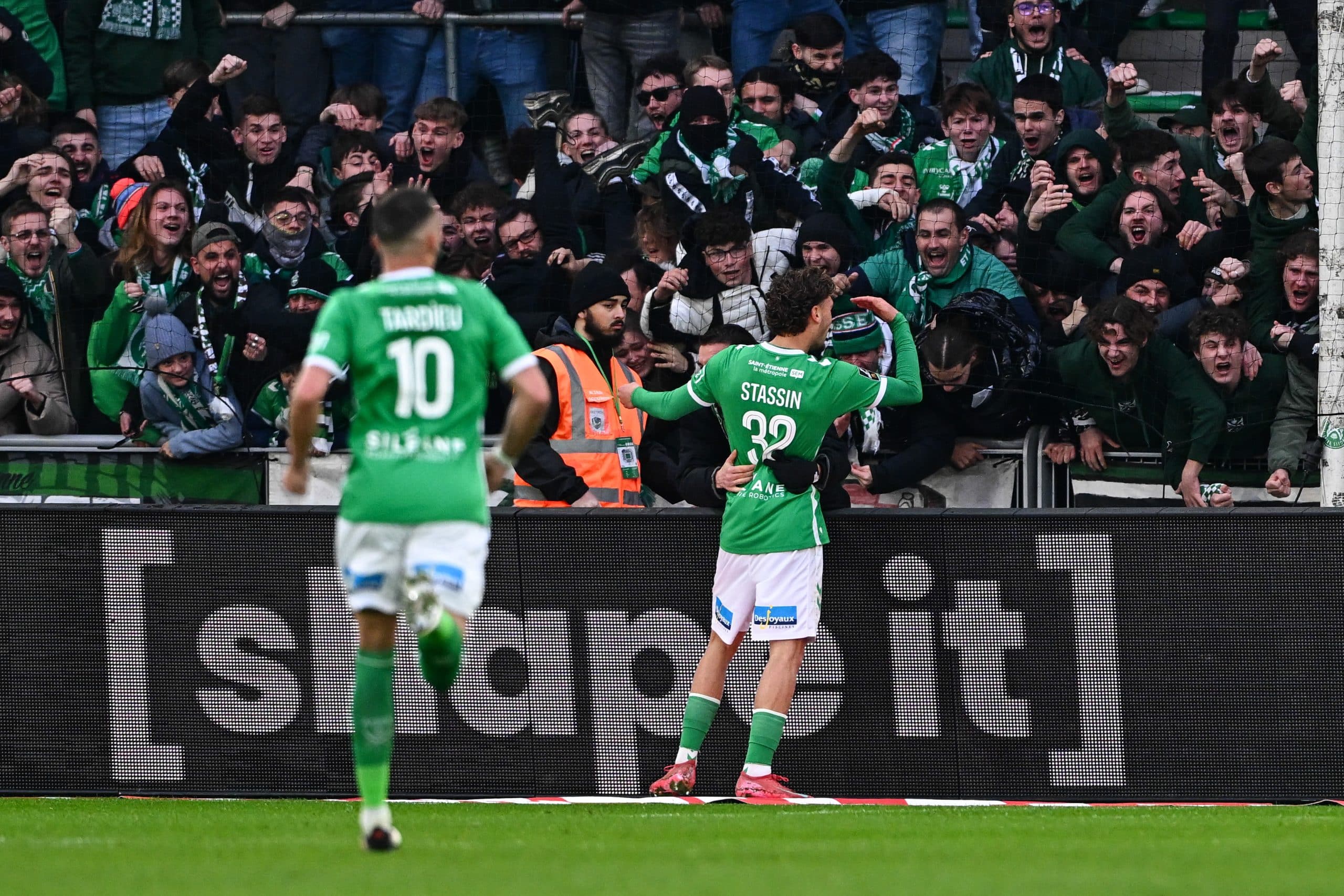 La joie de Lucas Stassin avec les supporters stéphanois