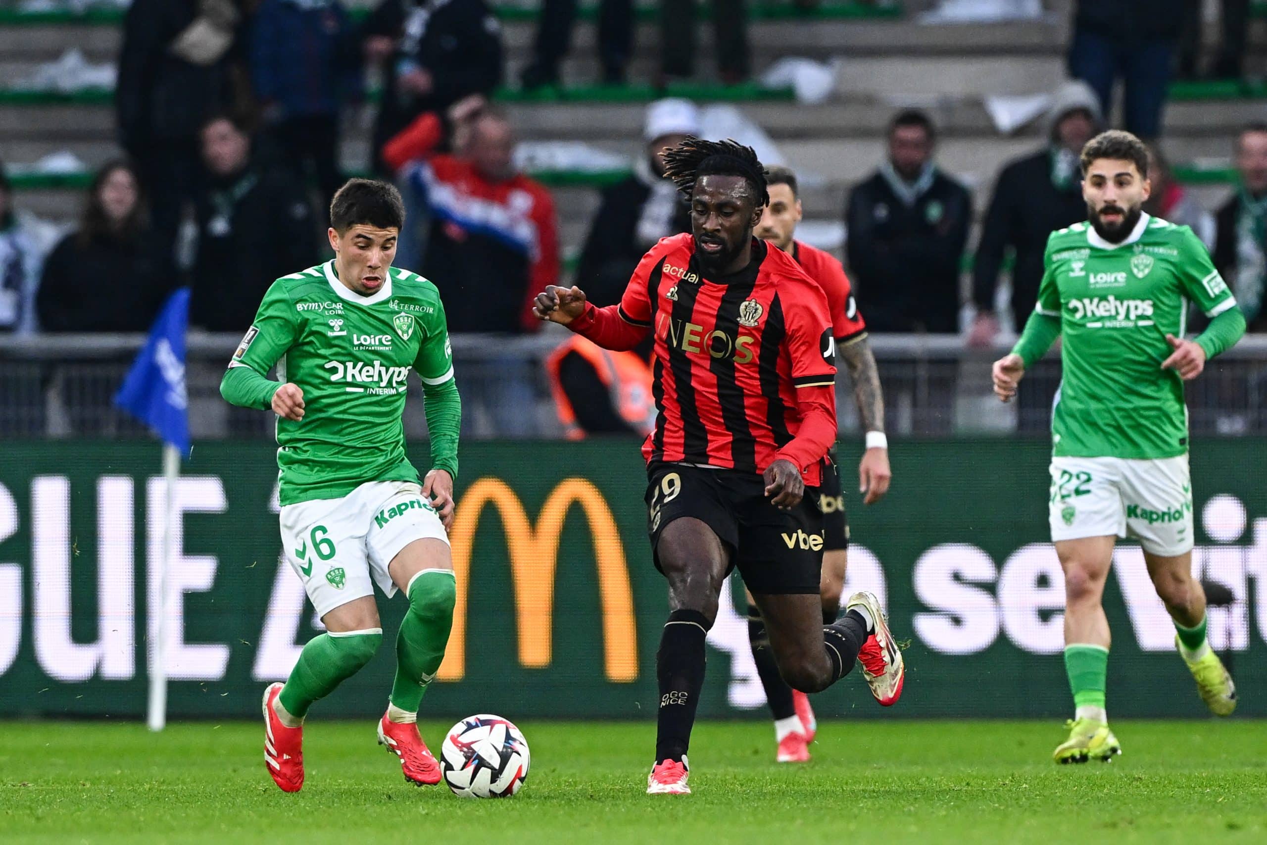 Benjamin Bouchouari au duel avec Evann Guessand lors d'ASSE - OGC Nice