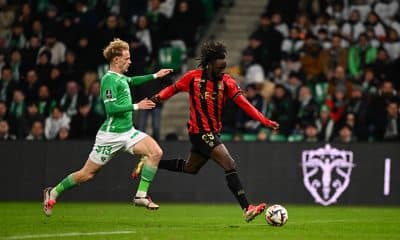 Maxime Bernauer (ASSE) à la lutte avec Evann Guessand (OGC Nice).