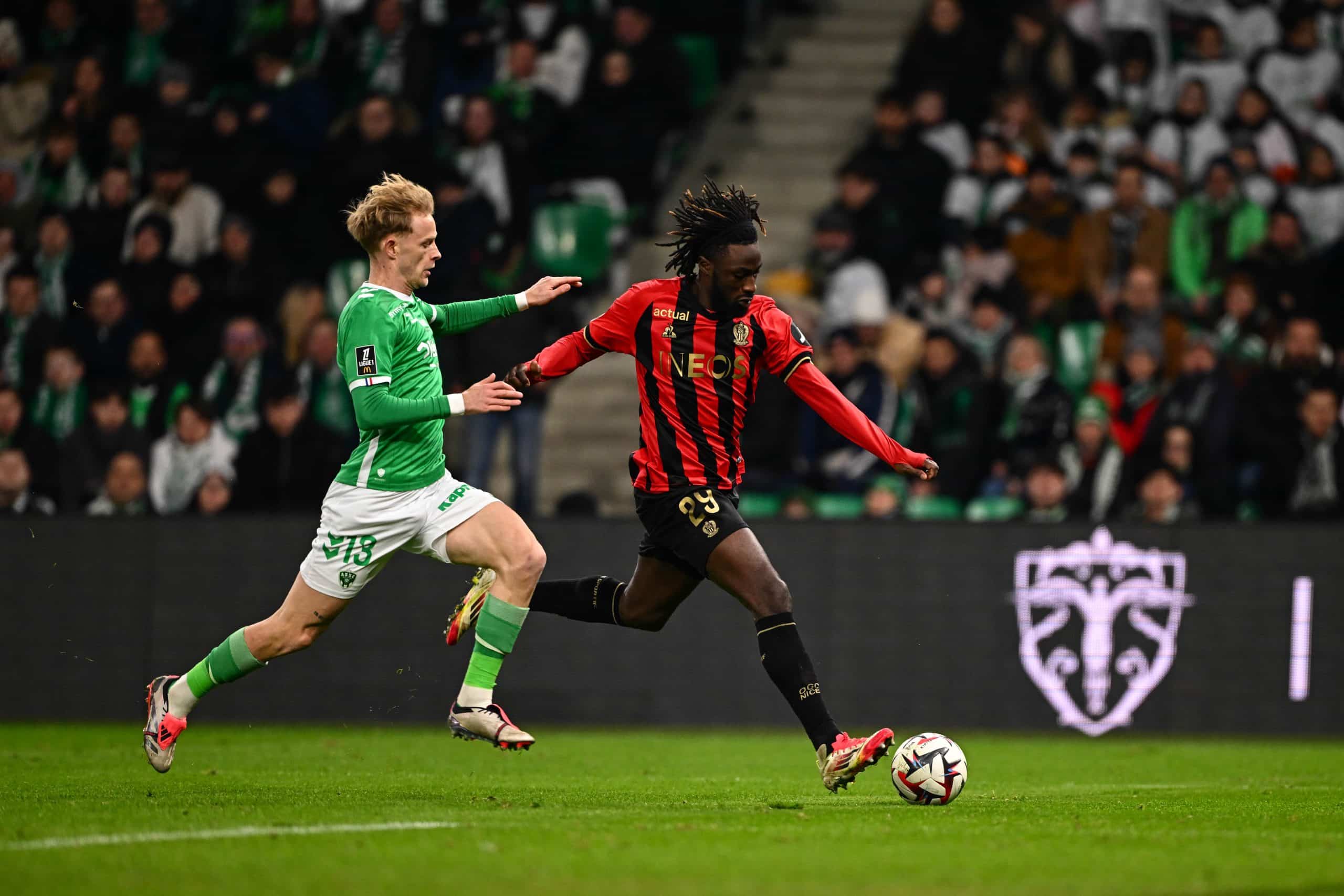 Maxime Bernauer (ASSE) à la lutte avec Evann Guessand (OGC Nice).