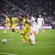 Kelvin Amian au duel avec Adrien Rabiot lors d'OM - FC Nantes