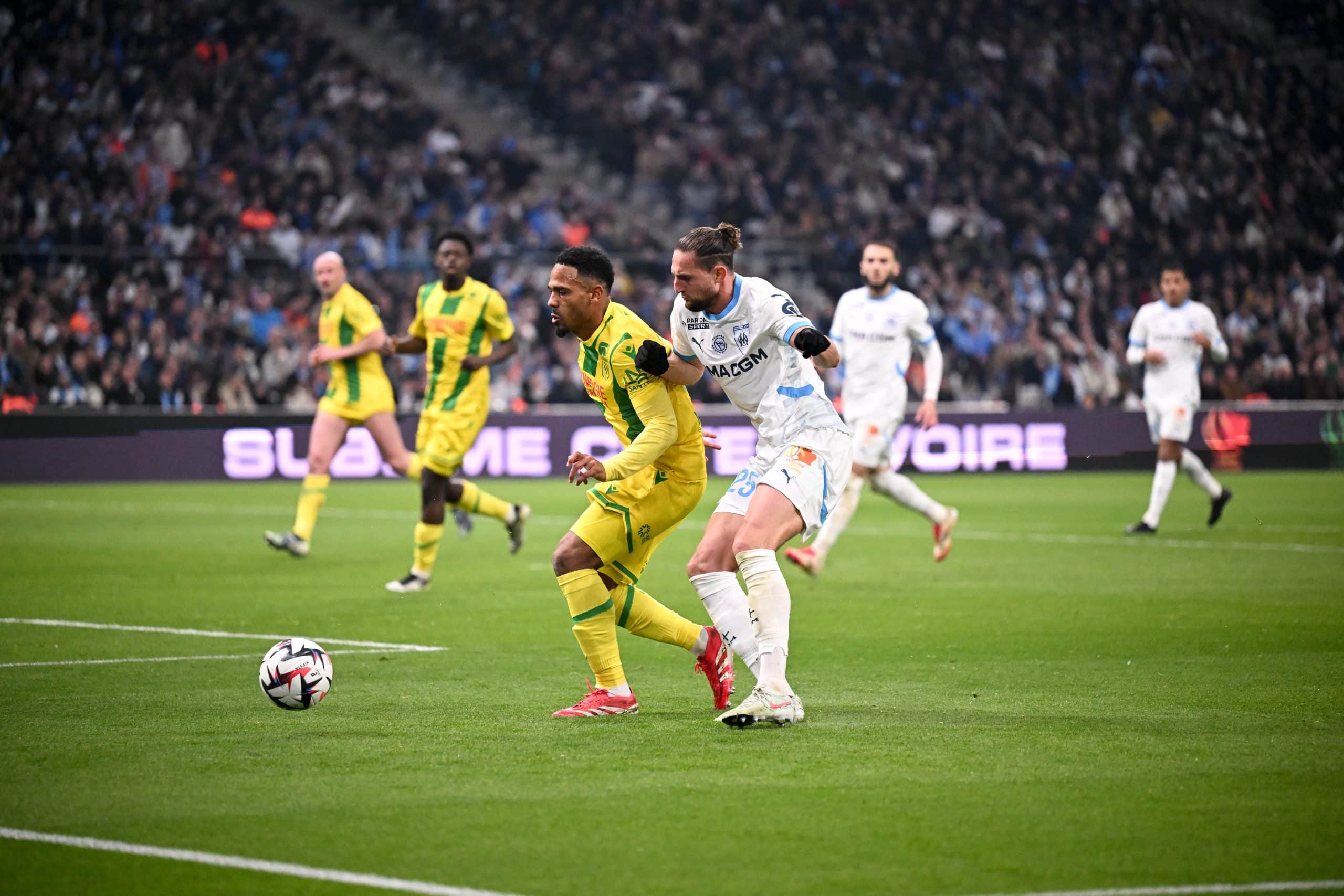 Kelvin Amian au duel avec Adrien Rabiot lors d'OM - FC Nantes