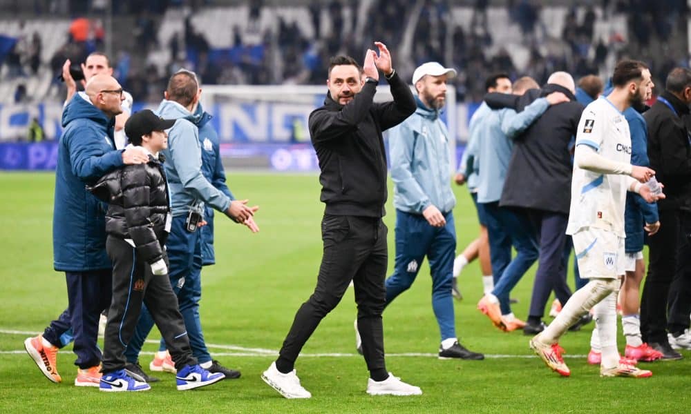 L'entraîneur de l'OM, Roberto De Zerbi, saluant les supporters après une victoire.