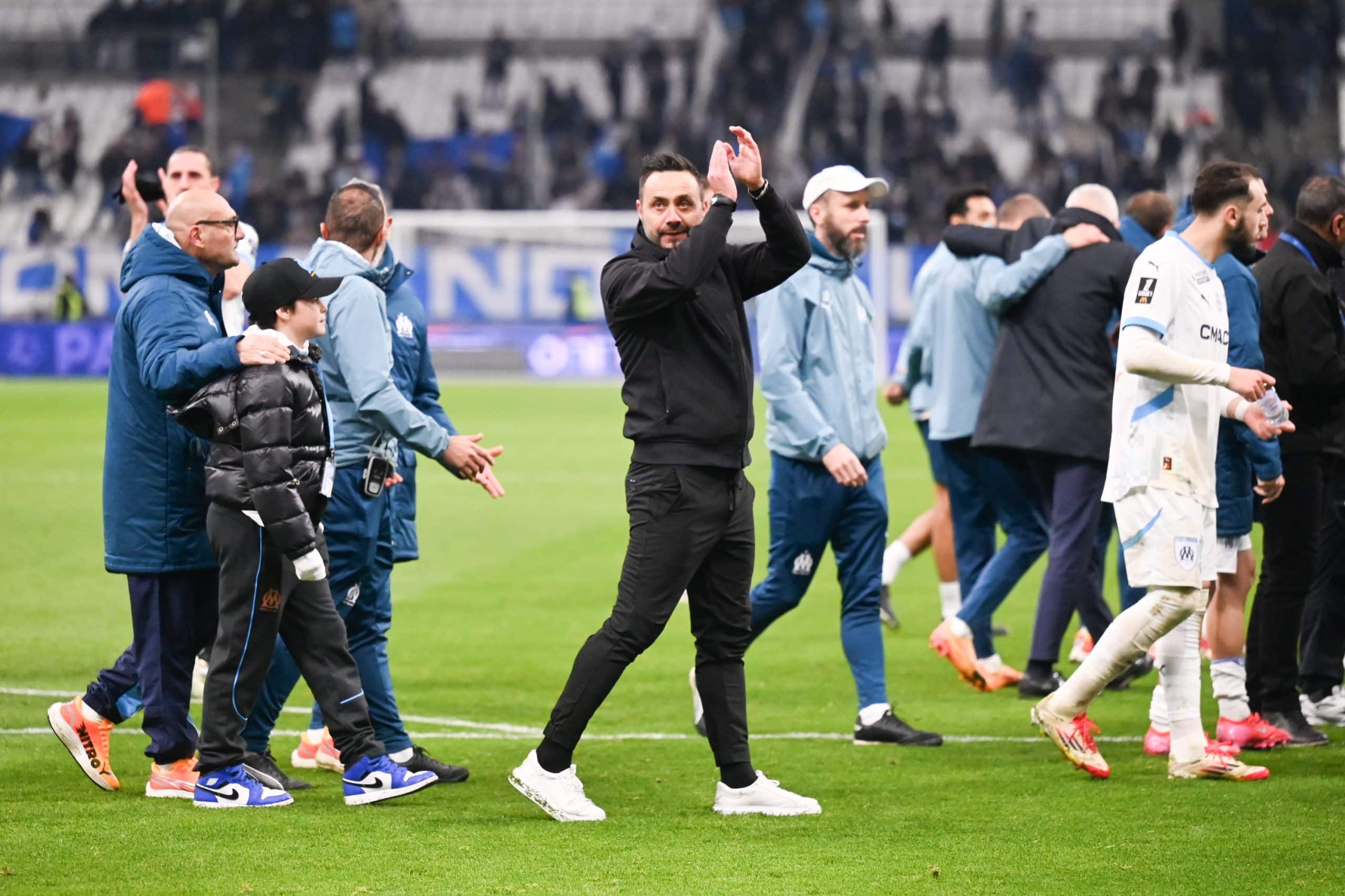 L'entraîneur de l'OM, Roberto De Zerbi, saluant les supporters après une victoire.