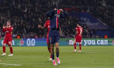 Bradley Barcola déçu après une action manquée lors de PSG-Liverpool.