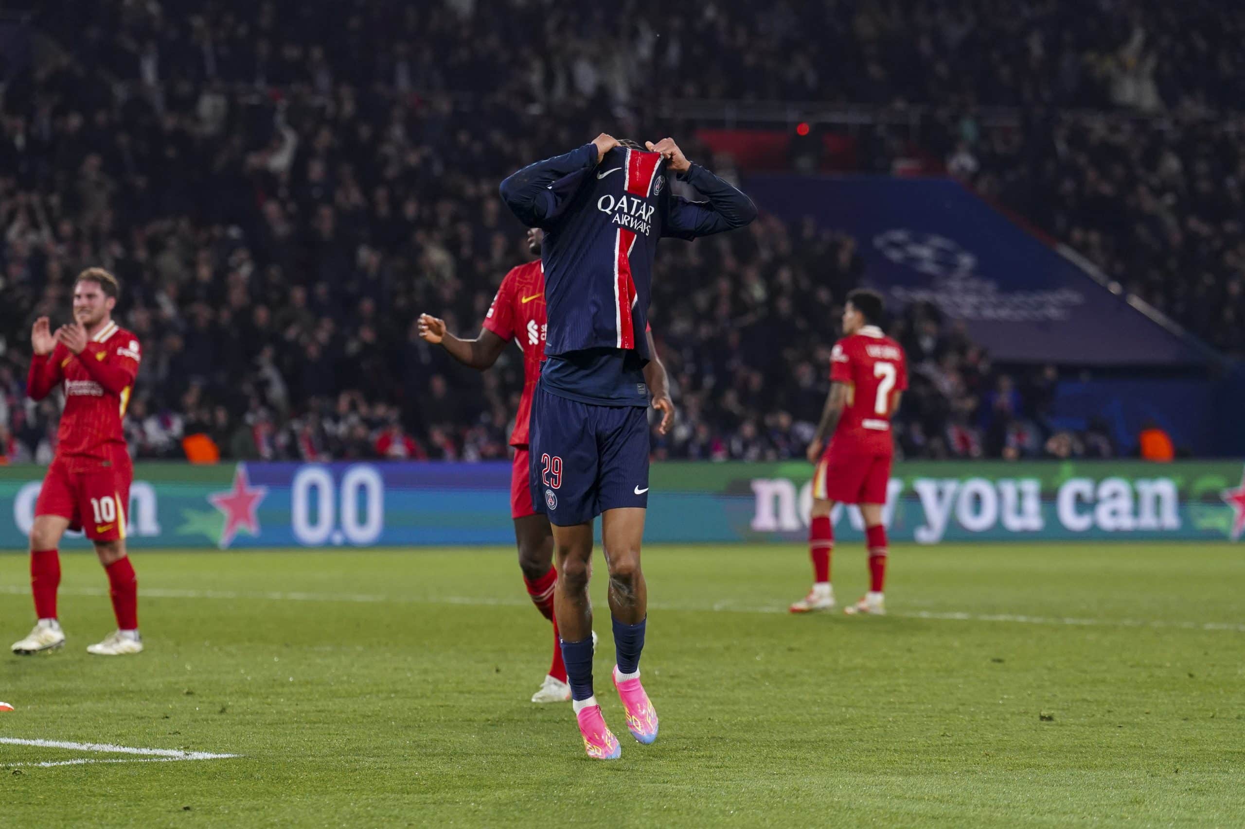 Bradley Barcola déçu après une action manquée lors de PSG-Liverpool.