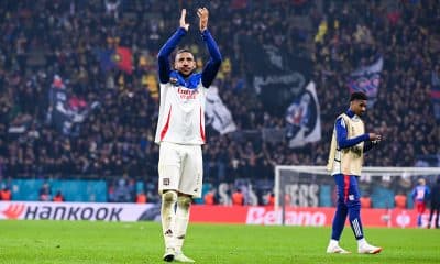 Le milieu de l'OL Corentin Tolisso saluant les supporters après le succès à Bucarest.