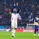 Le milieu de l'OL Corentin Tolisso saluant les supporters après le succès à Bucarest.