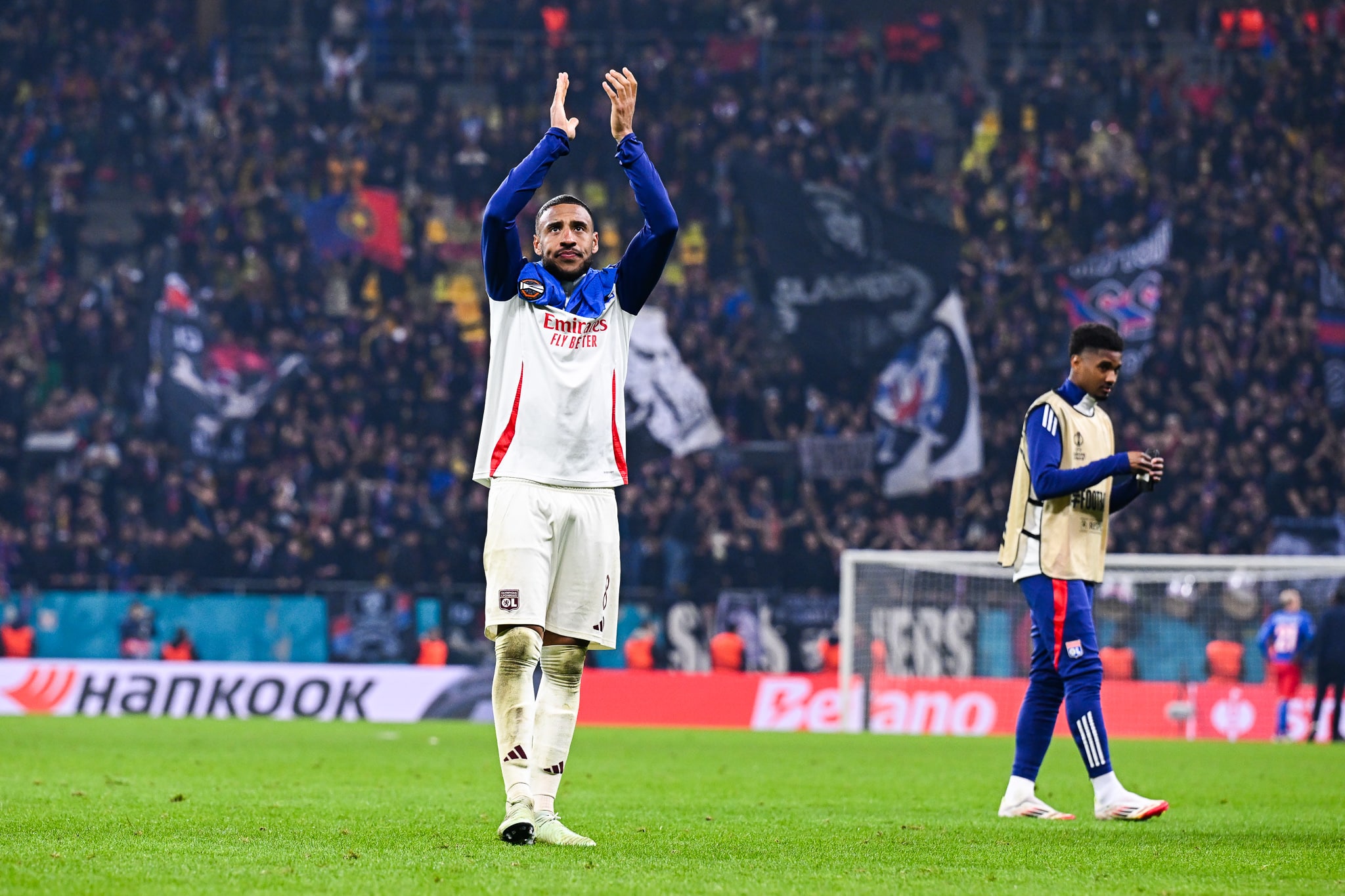 Le milieu de l'OL Corentin Tolisso saluant les supporters après le succès à Bucarest.