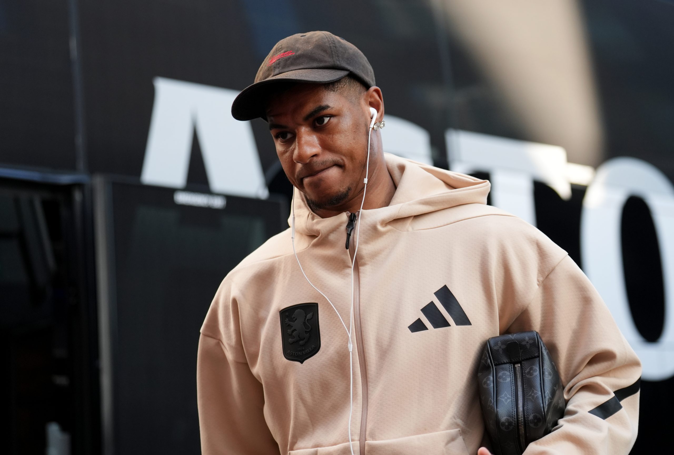 Marcus Rashford à sa descente du bus avant un match d'Aston Villa.